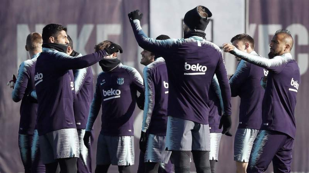 Suárez (i), Piqué (c) y Arturo Vidal (d), durante el último entrenamiento del Barça. ANDREU DALMAU