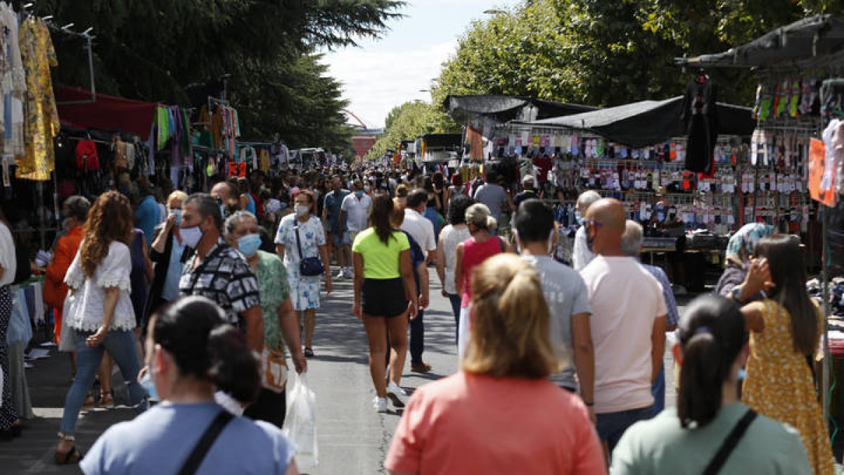 Vuelta del rastro a Papalaguinda con la mitad de los puestos. F. Otero Perandones.