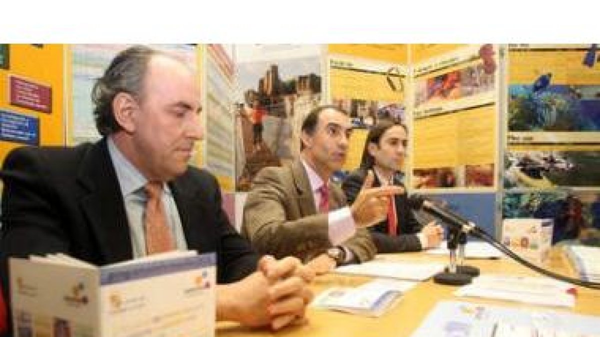 César Antón, en el centro, durante la presentación del programa del Instituto de la Juventud.
