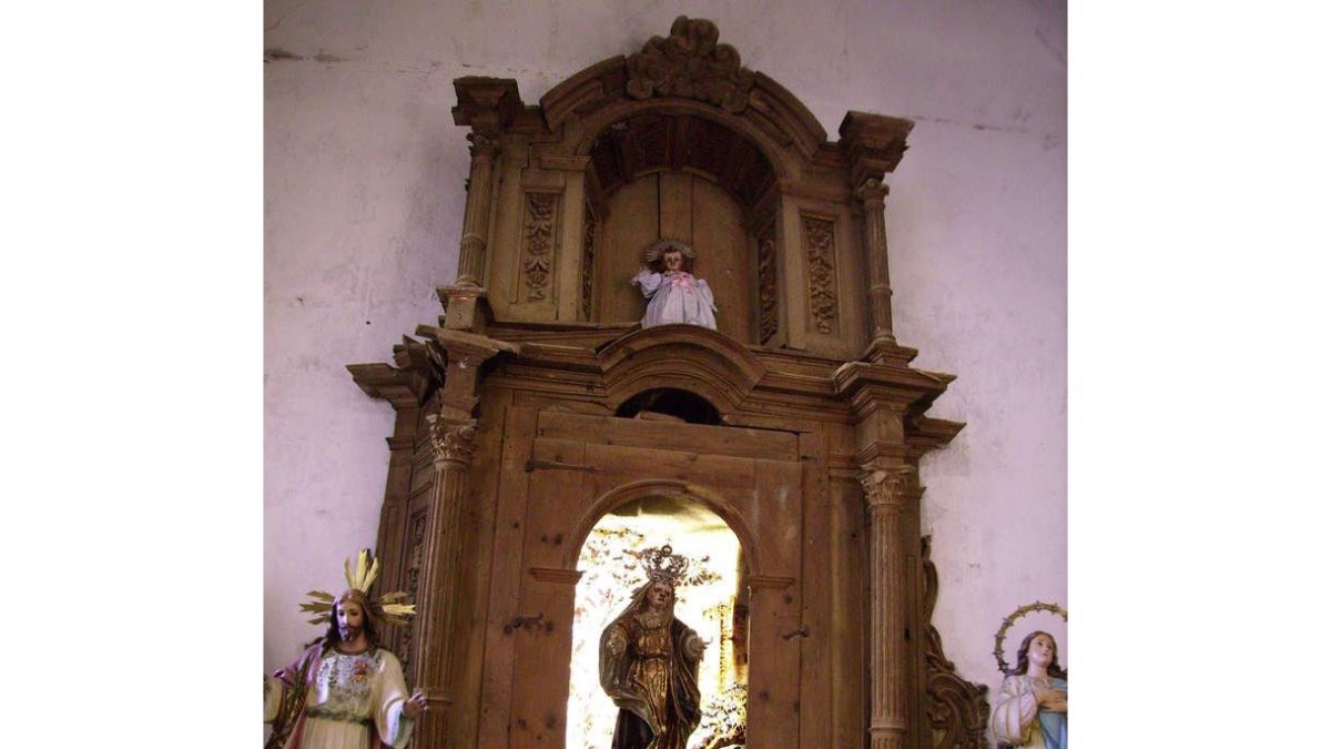 El retablo de San Antonio, a la izquierda, es del XVII. A la derecha, el retablo sin policromar que sufre la acción de insectos xilófagos.