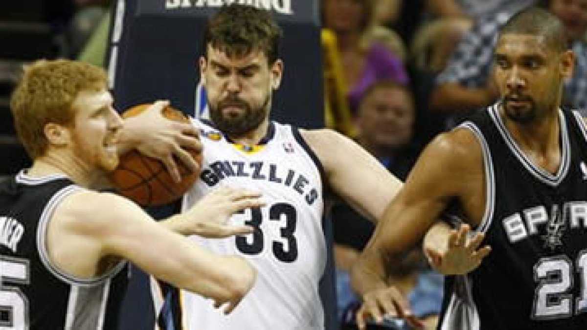 Marc Gasol se hace con un balón en la zona rival. El pívot español fue decisivo para el triunfo.