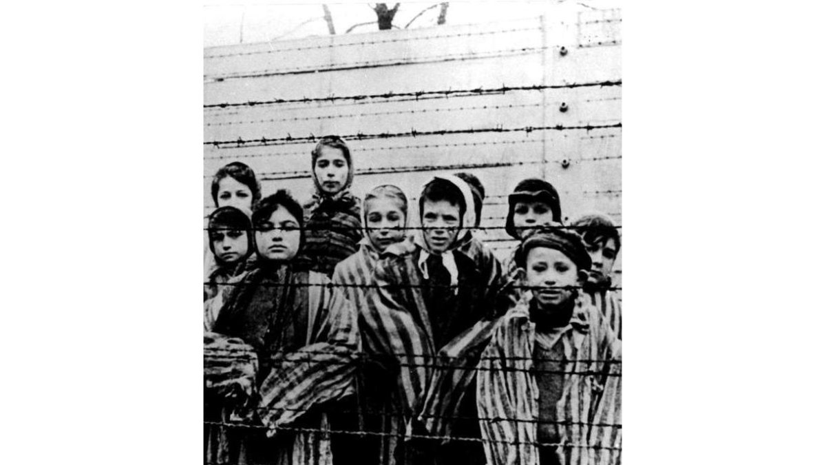 Un grupo de niños en un campo de concentración nazi que fue liberado por los rusos