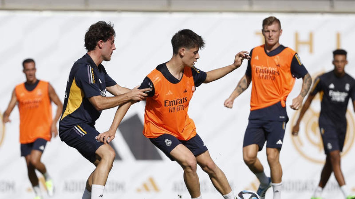 Arda Güler y el defensa Odriozola pelean por el balón, con Toni Kroos muy atento. CARRETERO