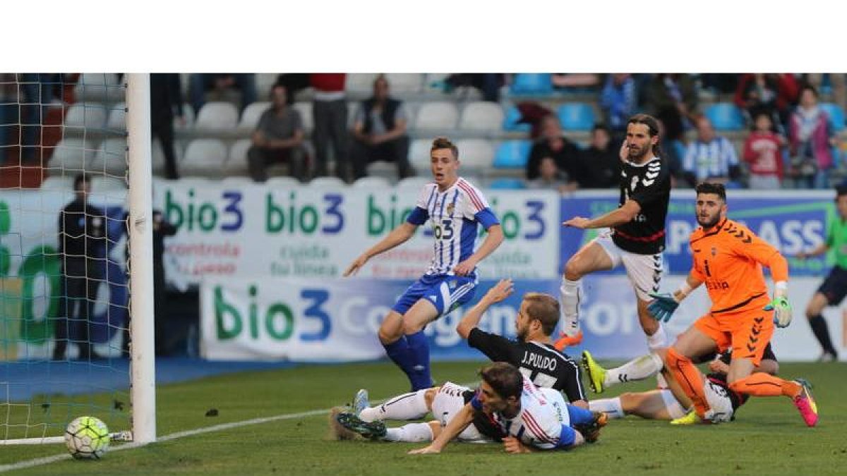 Berrocal fue el autor del primer gol de la Deportiva frente a un Albacete que resistió hasta el final antes de caer por 2-1. LUIS DE LA MATA