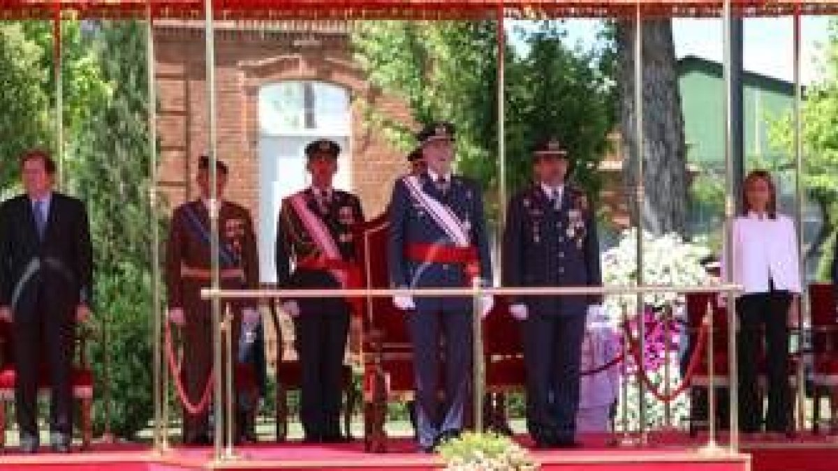 El Rey, en el centro, y las autoridades civiles y militares que se encontraban en el palco