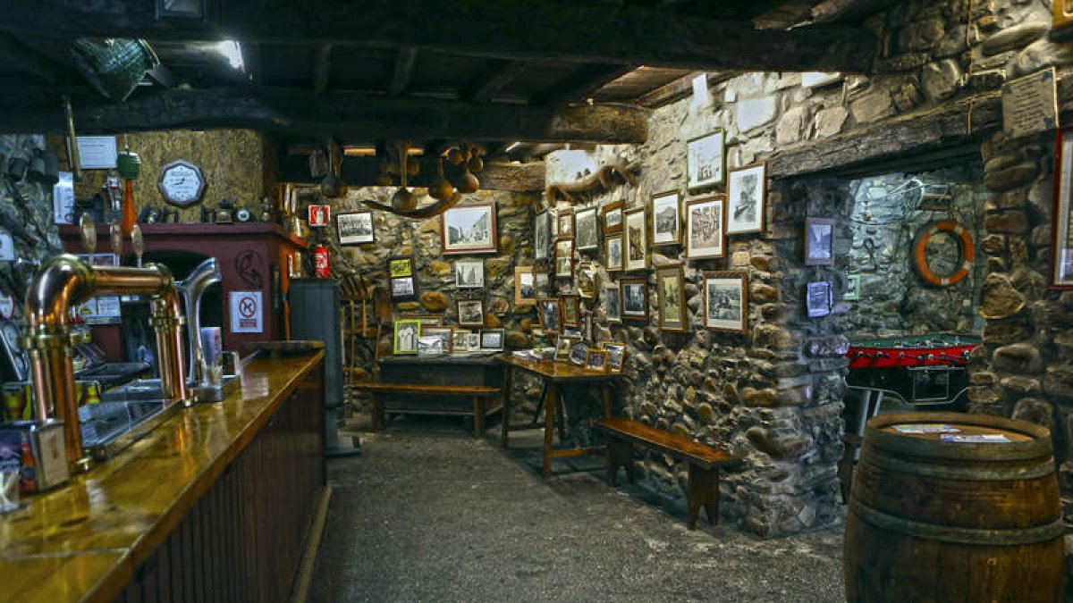 La bodega El Pescador, sita en la calle Cruz de Miranda de Ponferrada, es una de las cinco que resiste al tiempo. Se ha modernizado pero conserva el espíritu de siempre. Allí se habla sin prisas, se juega al futbolín, se sienta uno alrededor del ‘ch
