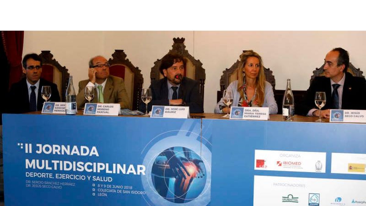 Sergio Sánchez, Carlos Moreno, José Luis Máuriz, María Teresa Gutiérrez y Jesús Calvo en la inauguración de la Jornada Multidisciplinar ‘Deporte, ejercicio y salud’. MARCIANO PÉREZ