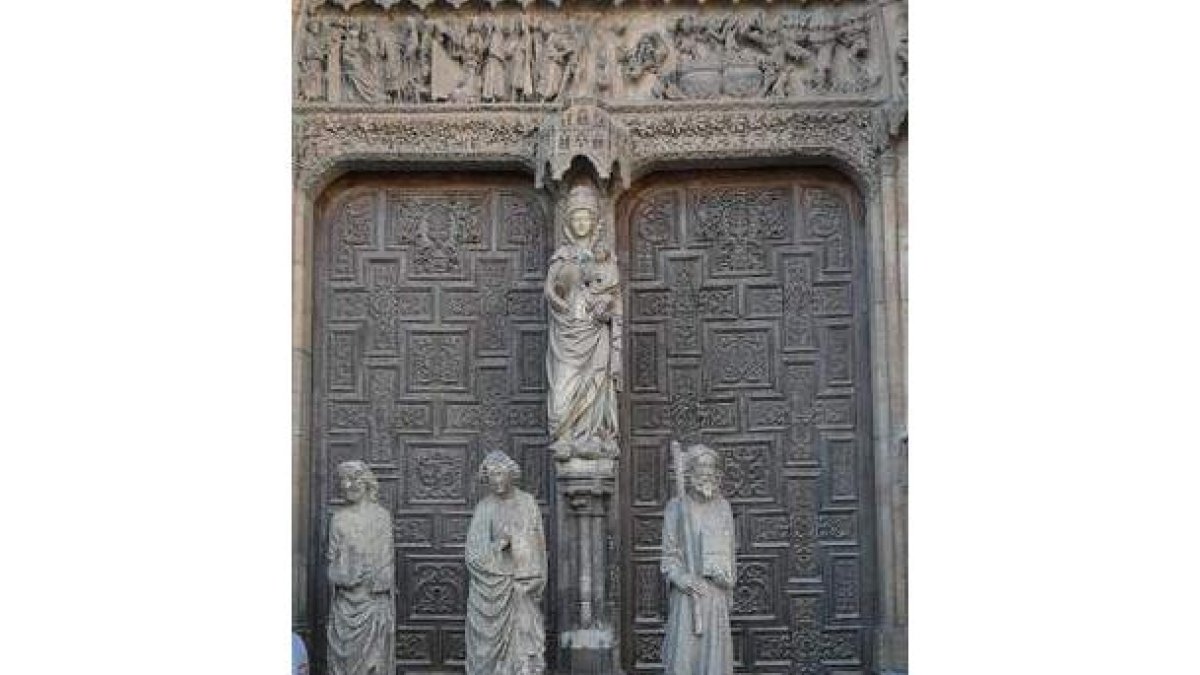 Han sido enclaustrados. De las 23 esculturas del pórtico que van a ser apeadas ya hay 17 en el claus