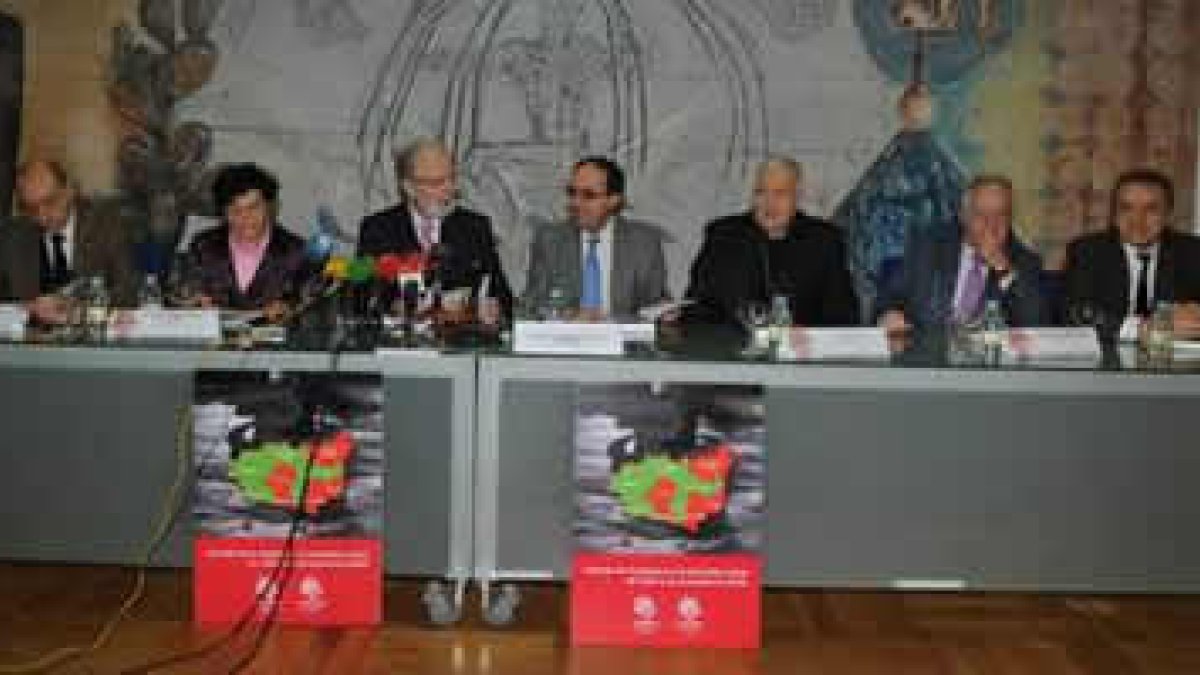 Valdueza, Domínguez, González, Chamosa, López, Rosell y Domínguez, en la presentación del informe.