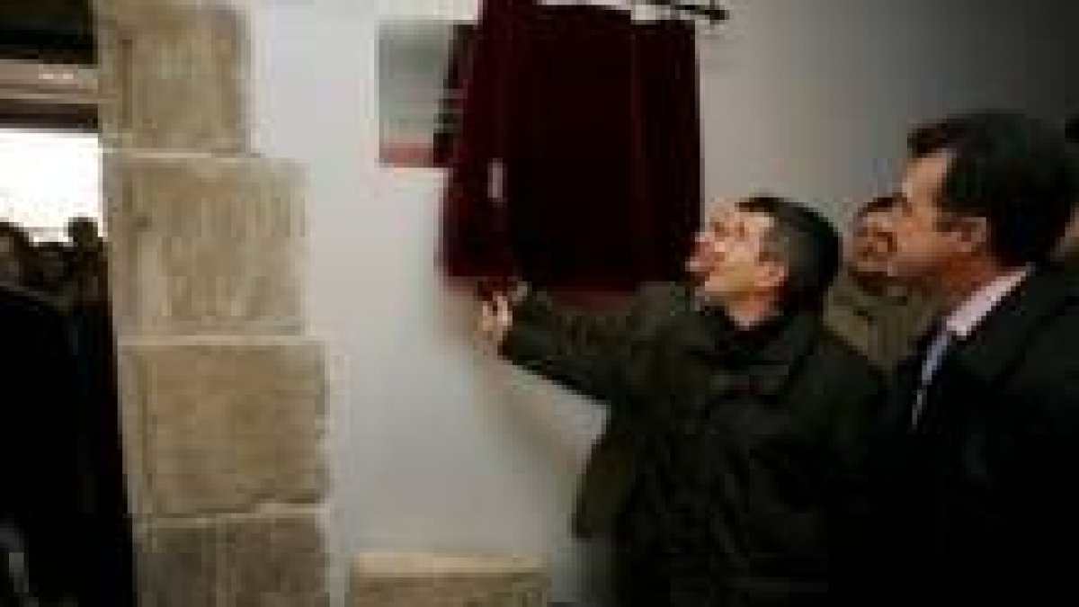 Ulibarri, Fernández y Valderas descubren la placa conmemorativa de la reinauguración del palacio