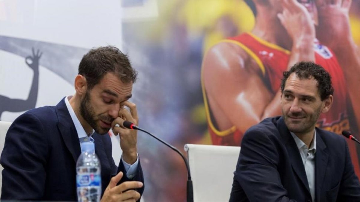 Calderón se despide de la selección junto a Garbajosa, el presidente de la federación.