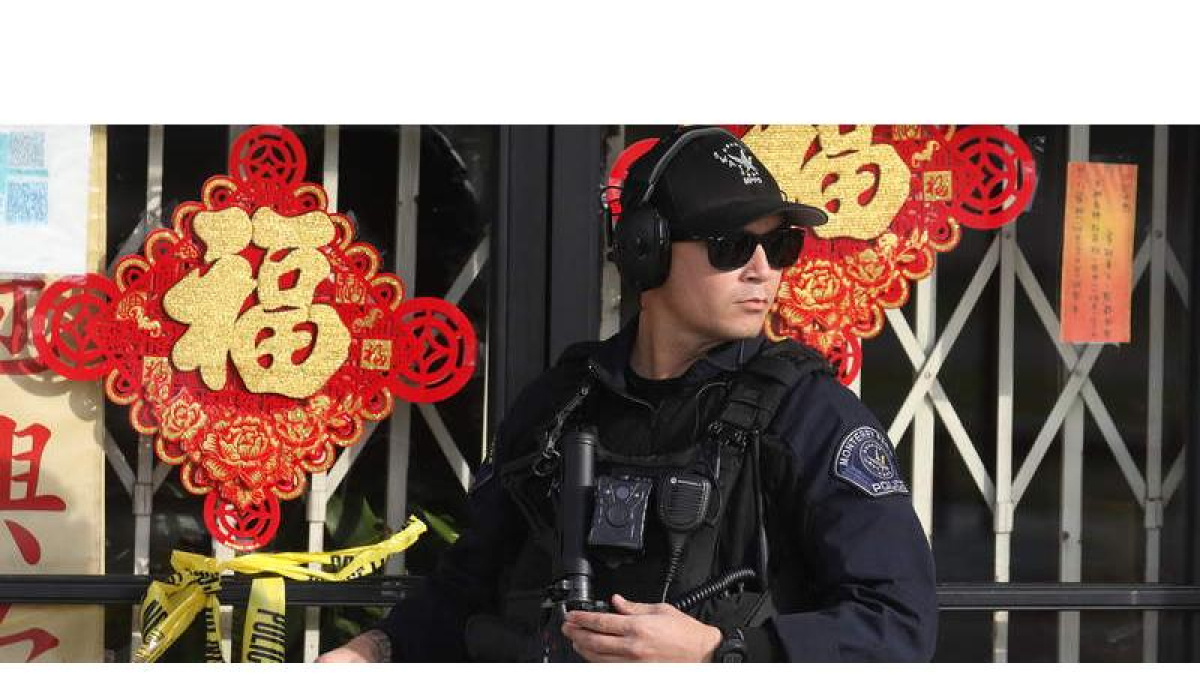 Un agente, en la sala de baile donde se produjo la matanza. DAVID SWANSON