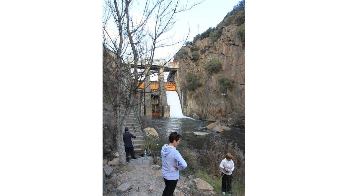 La fuente es un lugar muy popular entre los ponferradinos.