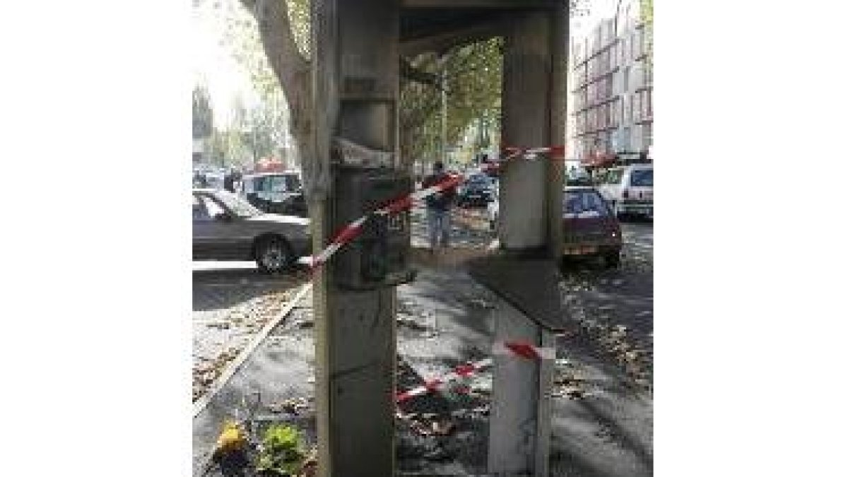 Restos de una cabina de teléfono carbonizada en un suburbio parisino