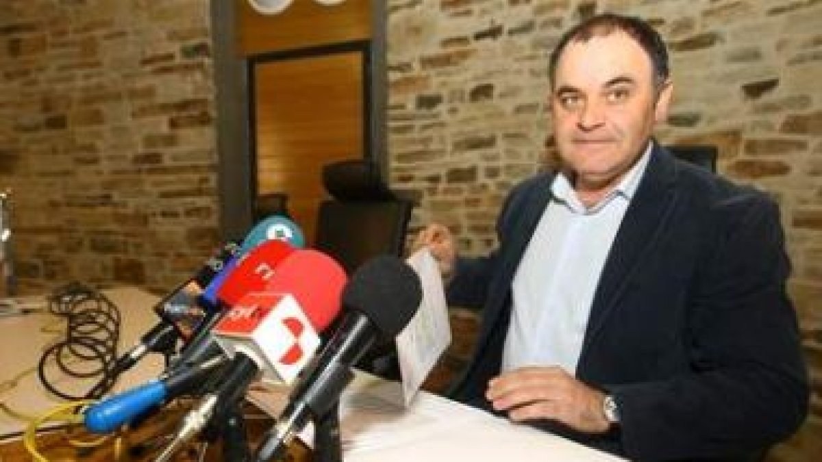 El presidente de la D.O. Bierzo, ayer en la sede de Cacabelos presentando el balance 2009.