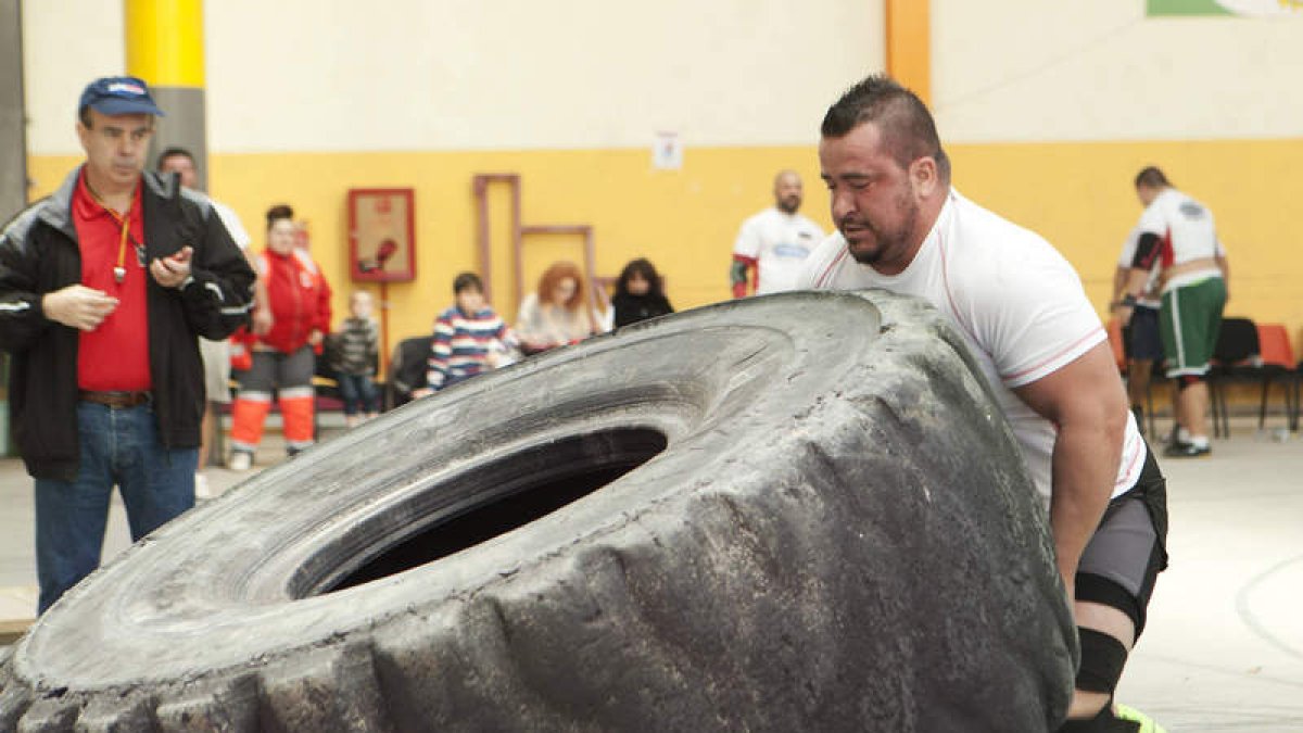 Antonio Bueno, en la última prueba de Boñar, el levantamiento de un neumático de 440 kilos.