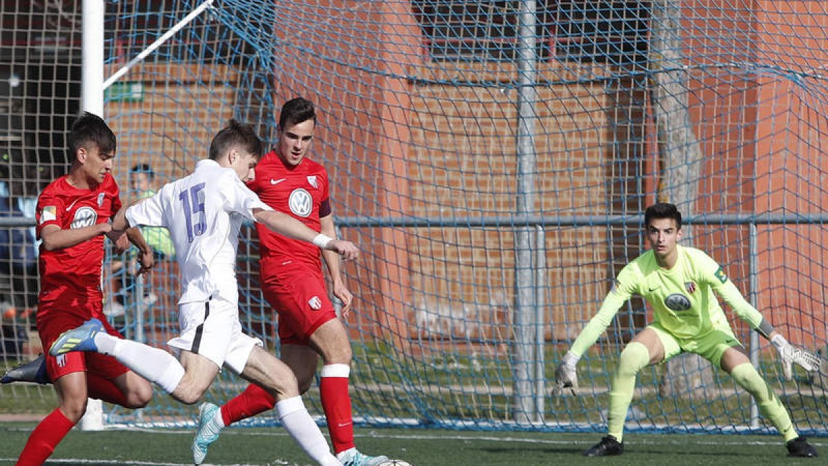 El equipo leonés, que se adelantó en el marcador, no pudo evitar su derrota. JESÚS F. SALVADORES