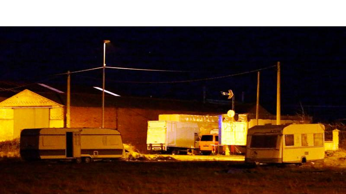 En el asentamiento de feriantes del Barrio de la Estación de Villadangos viven cerca de 40 personas desde hace unos seis años.