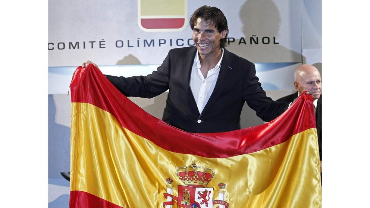Nadal tras recibir la bandera que portará como abanderado en la inauguraciónb de los Juegos.