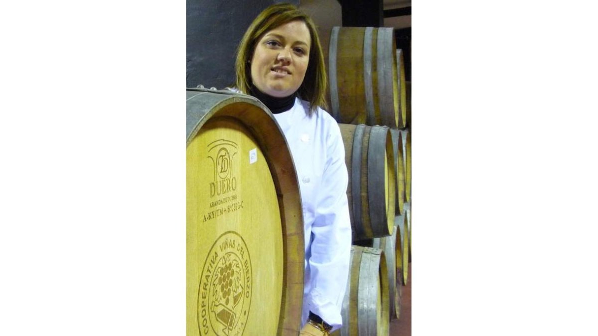 Lorena Crespo, enóloga deViñas del Bierzo, en la cava dela cooperativade Camponaraya