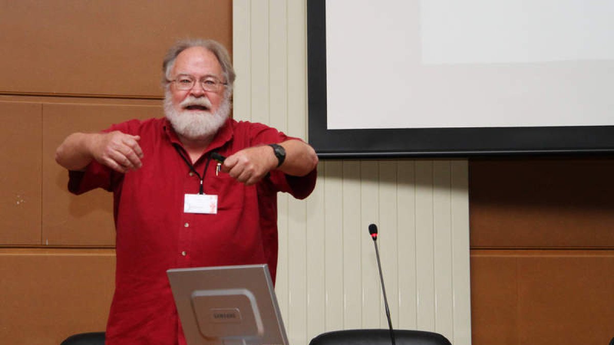 La primera conferencia plenaria fue pronunciada por el prestigioso profesor James A. Yorke.