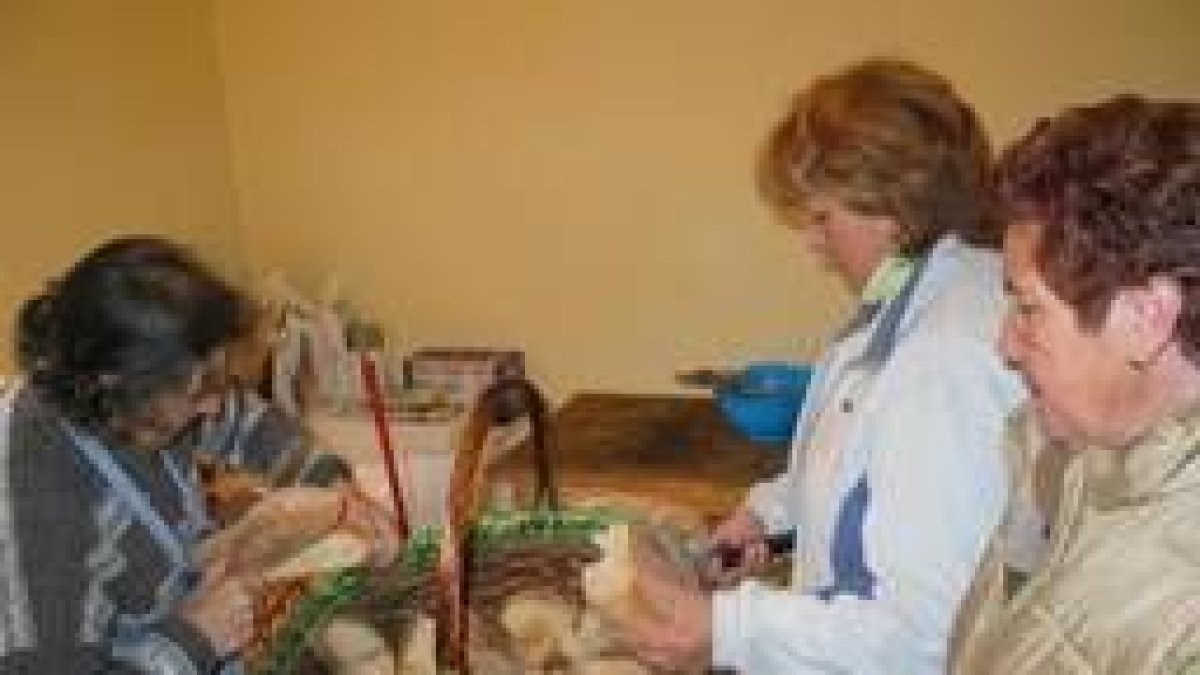 Las mujeres preparan la comida para la fiesta de Santa Eugenia