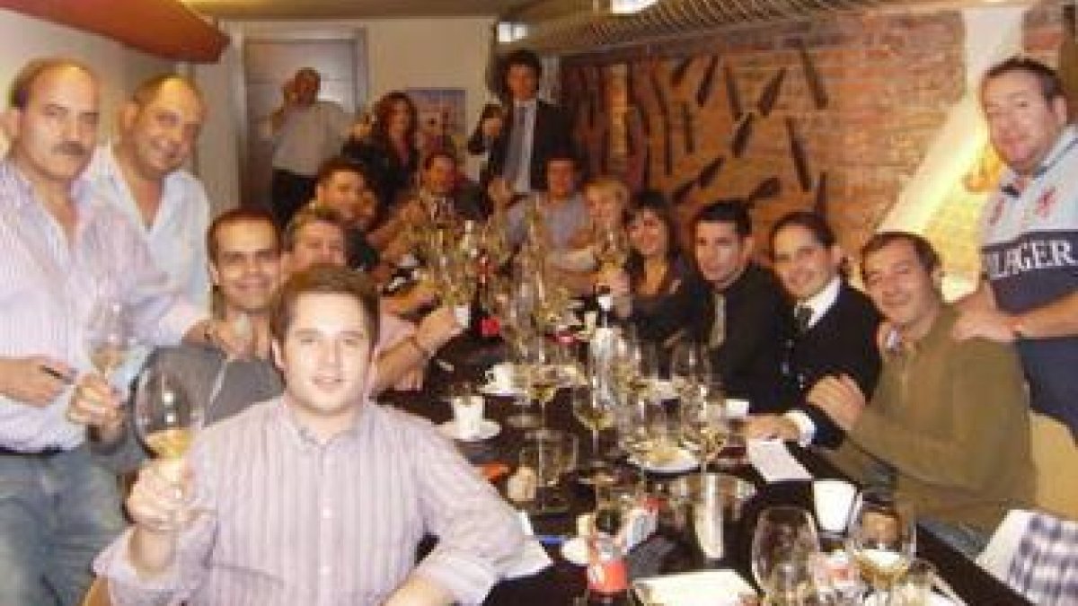 Algunos de los participantes en la cata celebrada en «La Cava de Santa Clara».