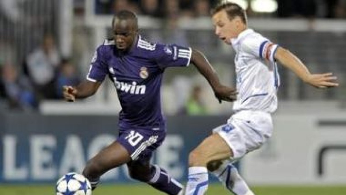 El centrocampista francés del Madrid Lassana Diarra lucha por el balón con Benoit Pedretti.