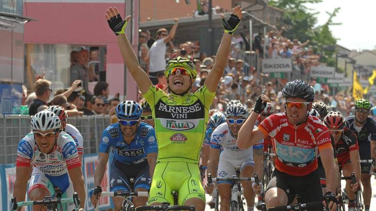 El ciclista italiano Guardini celebra su victoria al sprint.