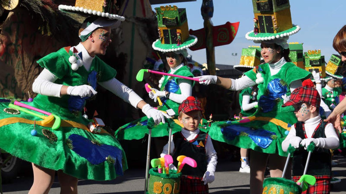 Niños y mayores disfrutaron de un soleado día de Carnaval.