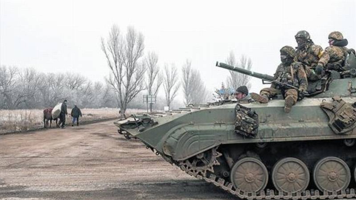 Fuerzas ucranianas se dirigen en un blindado hacia Debaltseve, en la región de Donetsk, ayer, horas antes de que entrara en vigor el alto el fuego.