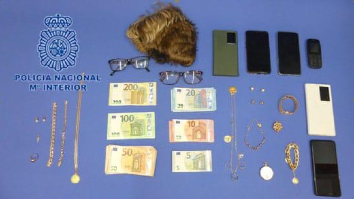 Efectos encantados a los detenidos por la estafa de falso atropello. POLICÍA NACIONAL DE LEÓN