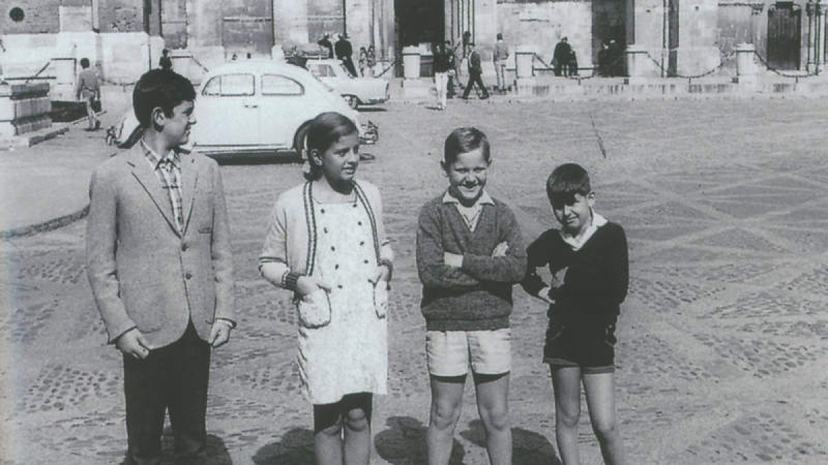 Rajoy, el primero por la izquierda, en la plaza de San Isidoro en 1968 con sus hermanos más pequeños, en una foto que aparece en el libro autobiográfico.