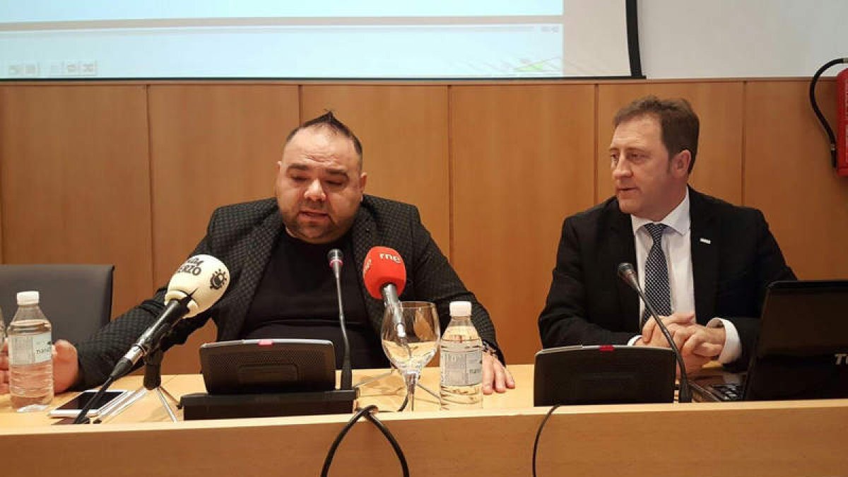 El presidente de Templarium, Felipe Álvarez, y el de Proconsi, Tomás Castro, ayer en el Museo de la Radio. DL