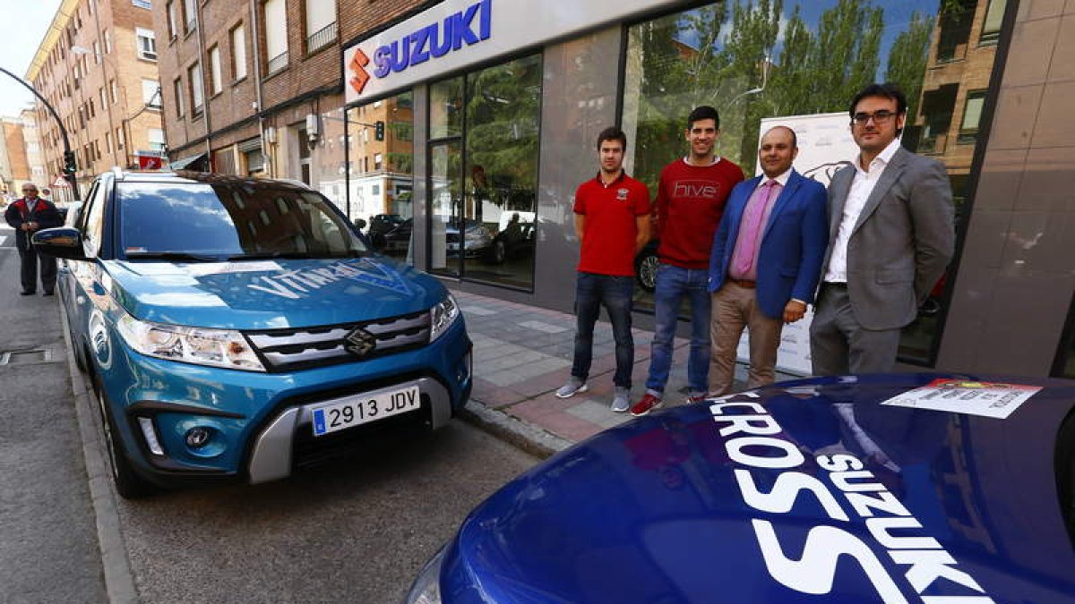 El acto de entrega en La Serna 4x4 de los dos Suzuki de que dispondrá la Selección en León.