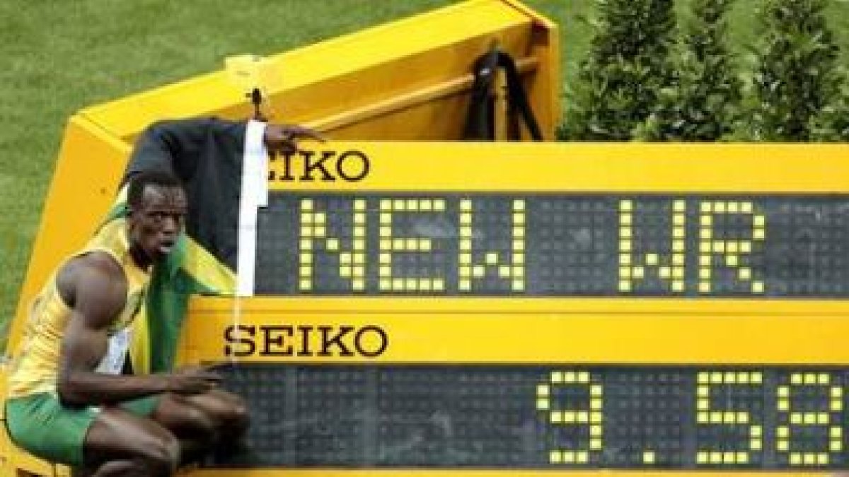 Bolt señala su nueva gesta deportiva en los 100 metros.