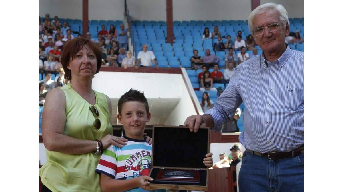 Ana Díez y Héctor Cabezas, con la placa con la que el mundo del toreo homenajeó a su padre.