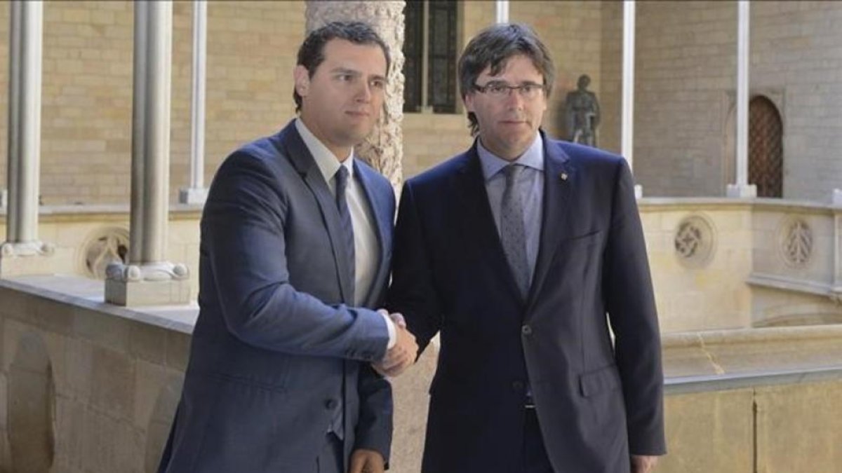 El 'president' Carles Puigdemont y el líder de Ciudadanos, Albert Rivera.