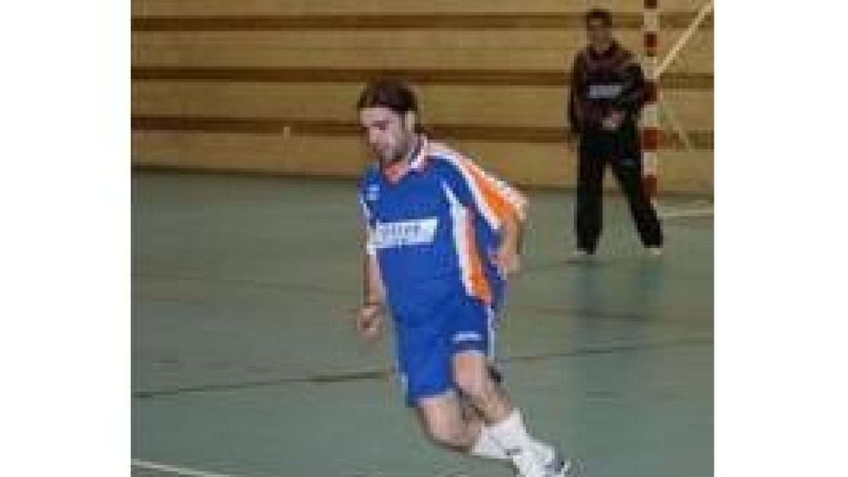 El conjunto montañés pasó por encima de la escuadra berciana en el derbi