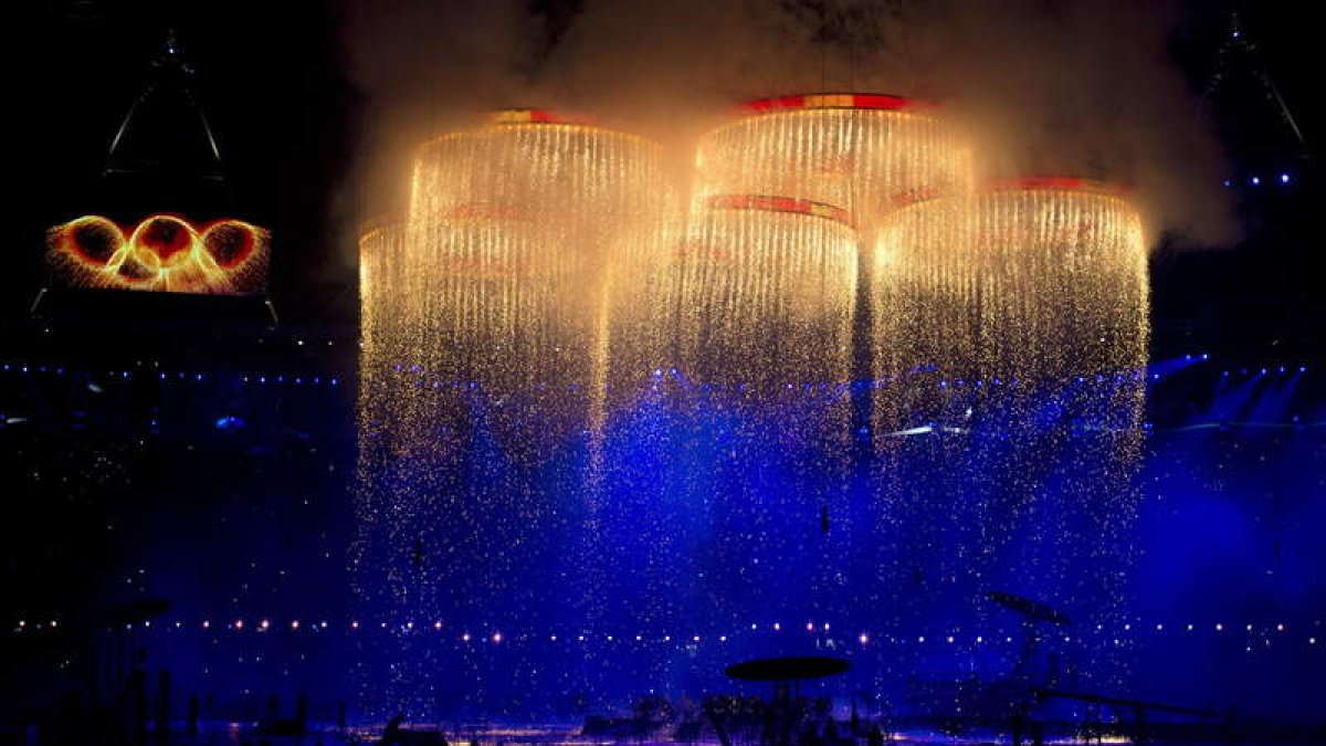 La luz y el sonido fueron protagonistas de la ceremonia inaugural de los Juegos de Londres. La cultura británica estuvo presente en buena parte de un espectáculo que abarcó casi cuatro horas. La parte final estuvo dedicada a las delegaciones deportivas.
