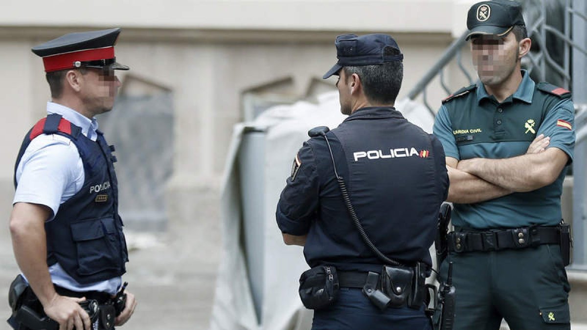 Representantes de los Cuerpos y fuerzas de seguridad del Estado hacen guardia en la Delegación del Gobierno en Cataluña. A. DALMAU