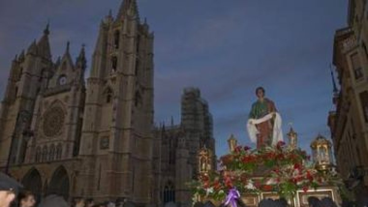 El Santo Entierro recorrió las calles más emblemáticas de la capital leonesa