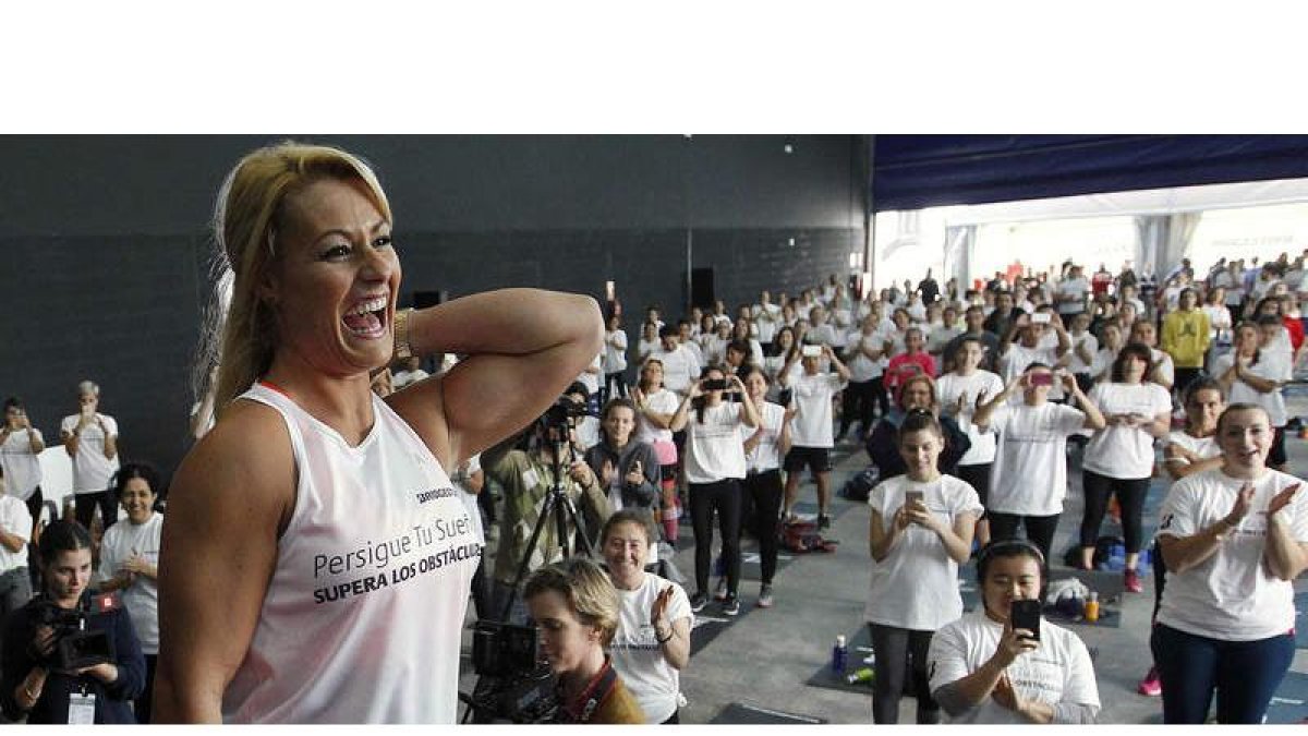 La Junta ha reconocido a la haltera berciana por sus éxitos deportivos. MARTA PÉREZ
