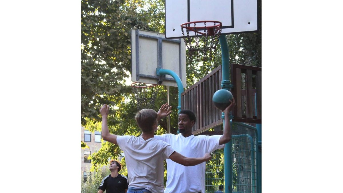 Peterson, un jugador que dejó huella en la afición leonesa, regresó a una ciudad que aún no se olvida de su aportación a Baloncesto León. En la forto, en una clase magistral en las canchas de Papalaguinda