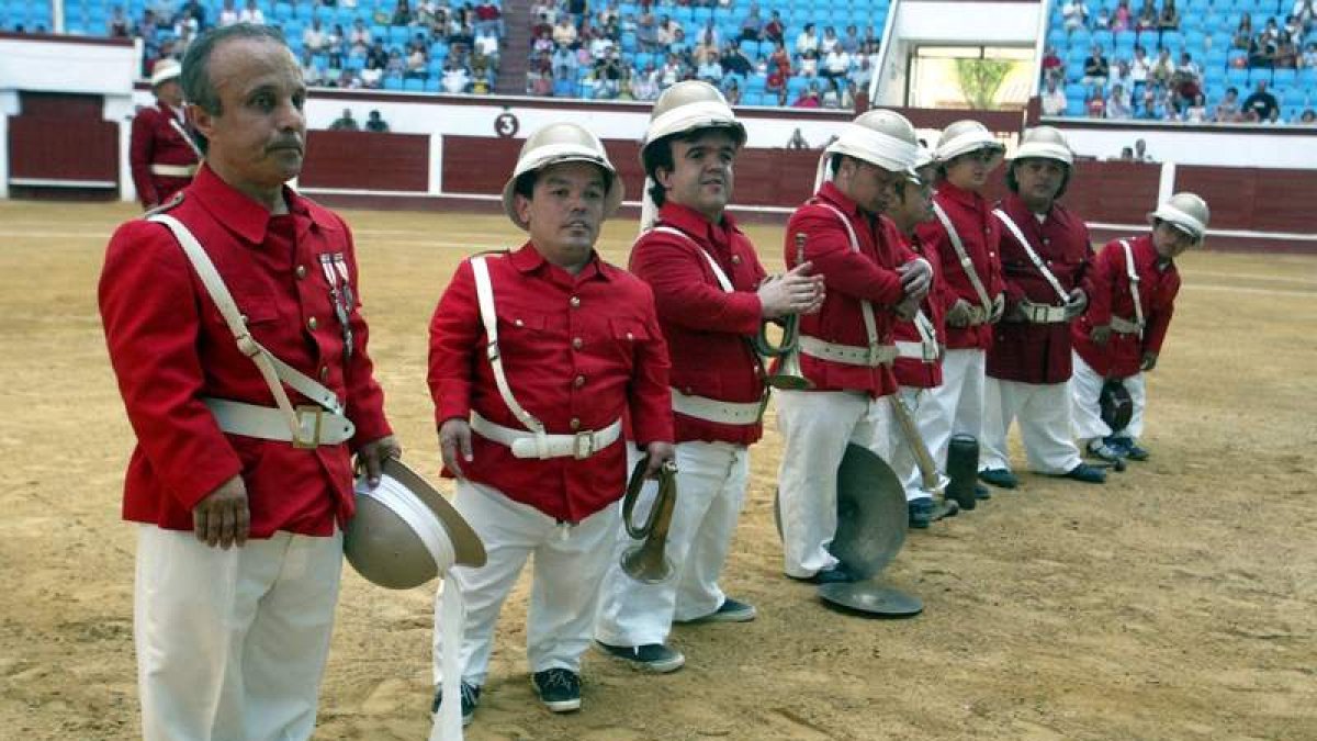 Pepín (izquierda), en la plaza de toros de León, antes de comenzar una actuación.