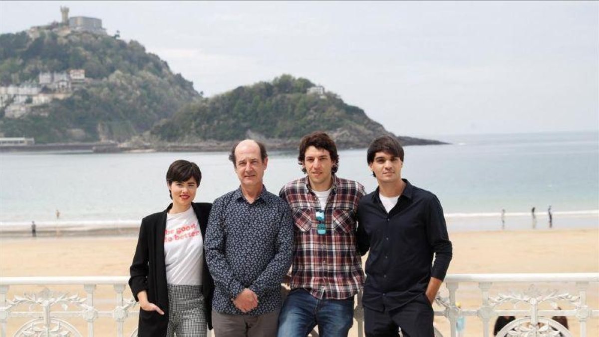 Loreto Mauleon, Mikel Laskurain, Jon Olivares y Eneko Sagardo, protagonistas de Patria, en un descanso del rodaje de la serie en San Sebastián.