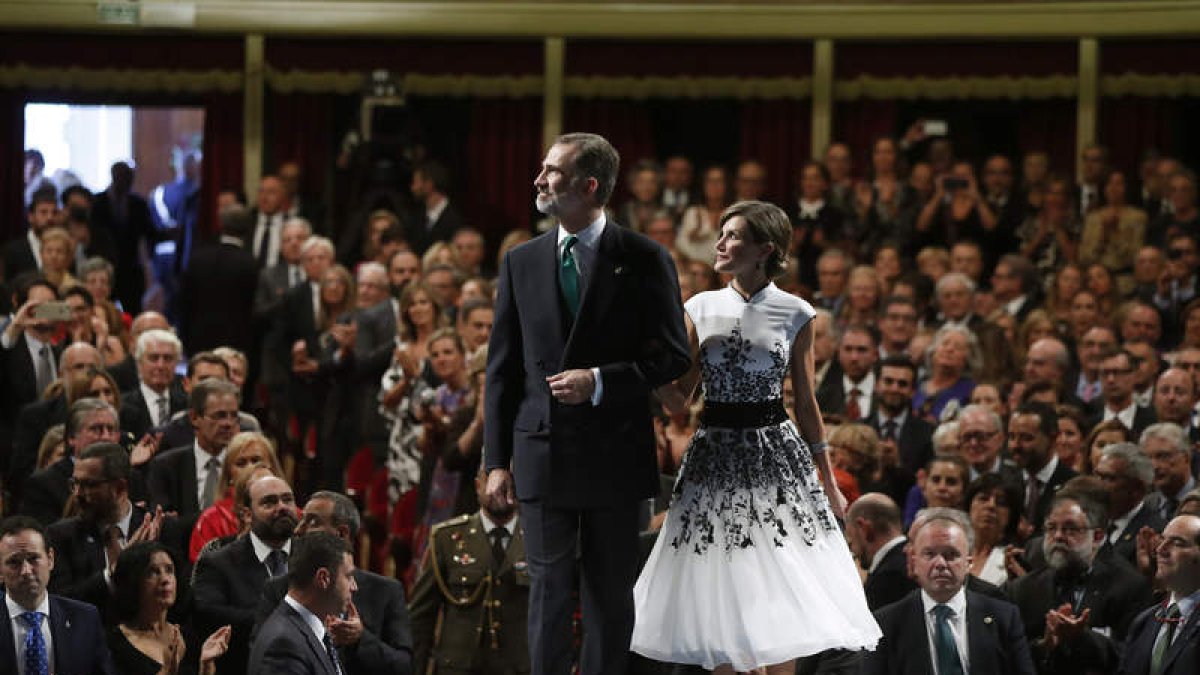 El rey Felipe V, y la reina Letizia llegan al teatro Campoamor para la entrega de los Princesa de Asturias. CHEMA MOYA