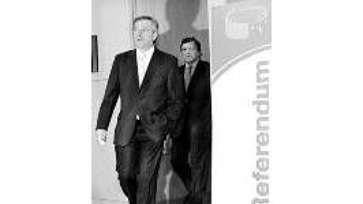 El primer ministro luxemburgués Juncker, seguido de Barroso