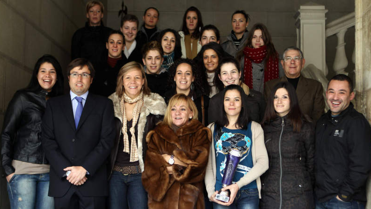 Isabel Carrasco posa con las jugadoras, cuerpo técnico y directivos del León Balonmano Cleba.