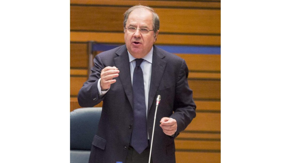 El presidente de la Junta, Juan Vicente Herrera, y el secretario del PSOE, Luis Tudanca. R. GARCÍA